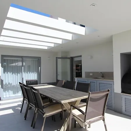 Βίλα Sleeps 8 Pool Air Con T609006 *