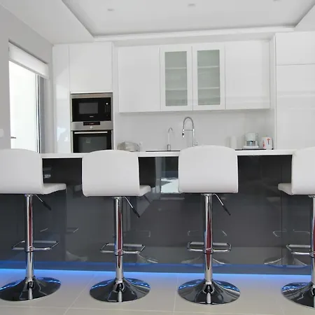 Sleeps 8 Pool Air Con T609006 발도로보